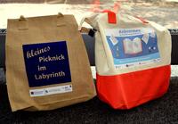 Bild vergrößern: Zu sehen sind zwei Taschen. Auf der einen steht "Kleines Picknick im Labyrinth" auf der anderen "Ankommen in Schleswig-Holstein".