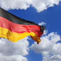 Bild vergrößern: Die Deutschlandfahne weht im Wind, am blauen Himmel sieht man weie Wolken.