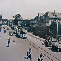 Bild vergrößern: Zu sehen ist eine Straßenbahn und Radfahrer in der Lübecker Straße in einem Schwarzweißfoto.