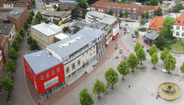 Bild vergrößern: Das Rathaus, die Stadtbücherei und der Marktplatz aus der Vogelperspektive