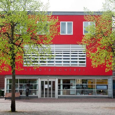 Bild vergr&ouml;&szlig;ern: Zu sehen ist der Eingangsbereich der Stadtbücherei, die Fassade ist in Rot gestrichen.