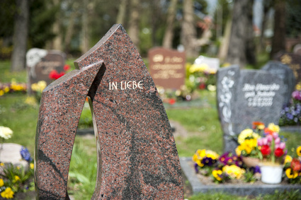 Bild vergr&ouml;&szlig;ern: "In Liebe", Grabstein auf dem Friedhof