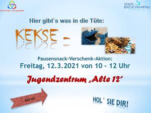 Bild vergr&ouml;&szlig;ern: Auf dem Schild steht: Hier gibt's was in die Tüte: Kekse, Pausensnack-Verschenk-Aktion am Freitag, 12.03.2021 von 10 12 Uhr im Jugendzentrum Alte 12. Hol sie dir.
