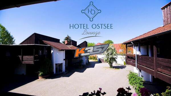 zu sehen ist das Logo von Hotel Ostsee Lounge K 357, die Zufahrt vom oder zum Hotel