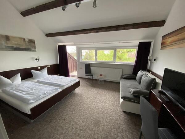 zu sehen ist ein Zimmer mit Aussicht, Couch und Schreibitsch