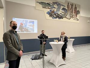 Bild vergr&ouml;&szlig;ern: v. l.: estaurator Peter von Gradolewski, Bürgermeister Dr. Uwe Brinkmann, Stadtpräsidentin Wiebke Zweig