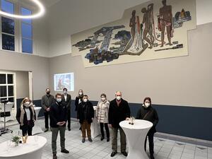 Bild vergr&ouml;&szlig;ern: v. l.: Stadtpräsidentin Wiebke Zweig
Restaurator Peter von Gradolewski
Bürgermeister Dr. Uwe Brinkmann
Jesper Kolk, Fraktionsmitglied SPD
Judith Ohrtmann, Museums- und Kulturmanagerin 
Carsten Dyck, Fraktionsvorsitzender CDU 
Karin Klindwort, Vorsitzende des Fördervereins Bildende Kunst Ostholstein e.V. 
Martin Broziat, Fraktionsmitglied FDP
Dr. Katrin Engeln, Fraktionsvorsitzende Bündnis 90/Die Grünen