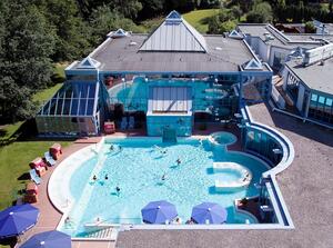 Bild vergr&ouml;&szlig;ern: Zu sehen ist das Außenschwimmbecken der Holstein-Therme von oben