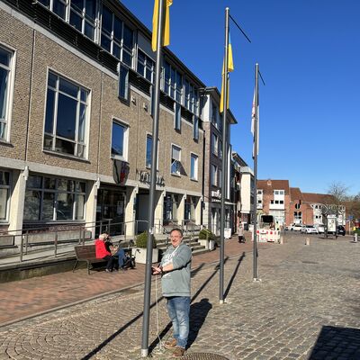 Bild vergr&ouml;&szlig;ern: Detlef Streich beim Hissen