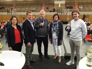Bild vergr&ouml;&szlig;ern: Auf der Bühne, mit dem Rücken zum Publikum, stehen von links gesehen Frau Dr. Engeln, Herr Dr. Brinkmann, Moderator Kock, Frau Wiederhold und Herr Heuer