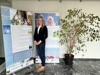 Bild vergrößern: Judith Ohrtmann vor der Klimaschutzausstellung