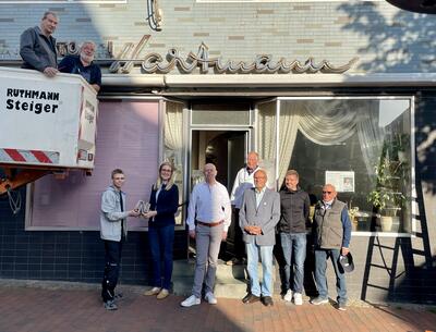Leuchtreklame »Konditorei Hartmann« und »Café« werden im Museum der Stadt Bad Schwartau für die Nachwelt erhalten
