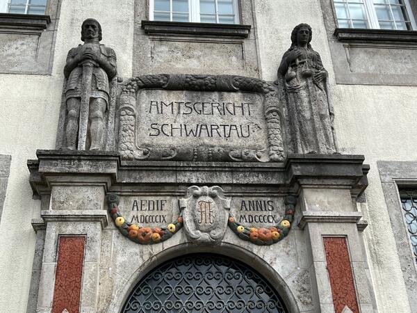Fruchtgehänge über der Eingangstür