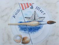 Bild vergrößern: Das Bild zeigt ein gemaltes Bild mit Wasser, darauf ein Papiersegelboot, eine rot-weiße Fahne, zwei Muscheln und ein Pinsel. Darüber steht Küste und Meer