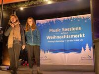 Bild vergrößern: Eröffneten gemeinsam den Weihnachtsmarkt: Bürgermeisterin Dr. Katrin Engeln und Tochter Helene