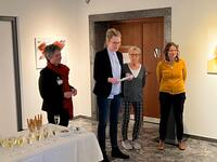 Bild vergrößern: Judith Ohrtmann begrüßt Ausstellungsgäste