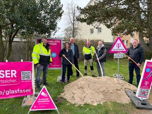 Bild vergr&ouml;&szlig;ern: Spatenstich Glasfaserausbau II