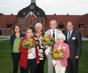 Bild vergr&ouml;&szlig;ern: Geehrte vor dem Kultur Gut Hasselburg
