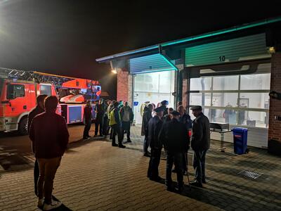 Gäste bei Übergabe des Einsatzwagens der Feuerwehr