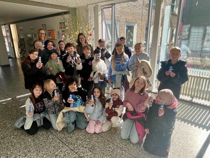 Bild vergr&ouml;&szlig;ern: Dr. Katrin Engeln mit Schülerinnen und Schüler der Klasse 4d der Grundschule Bad Schwartau