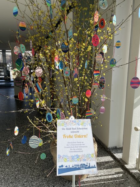 Bild vergr&ouml;&szlig;ern: Bunter Osterstrauch im Rathaus