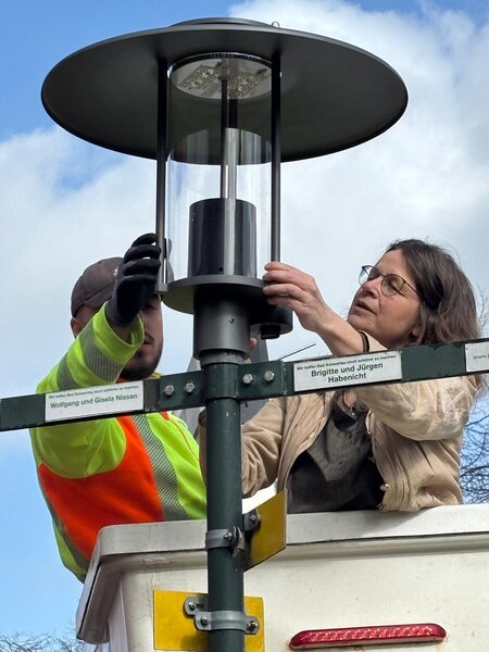 Bild vergr&ouml;&szlig;ern: Bürgermeisterin Dr. Engeln wechselt die erste Lampe aus