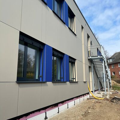 Bild vergr&ouml;&szlig;ern: Neubau Leibniz-Gymnasium_Seitenansicht mit Leibniz-Farbe Blau im Fensterbereich
