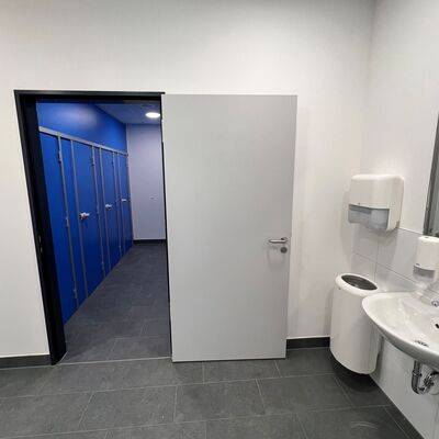 Bild vergr&ouml;&szlig;ern: Neubau Leibniz-Gymnasium_Unisex-Toilettenraum