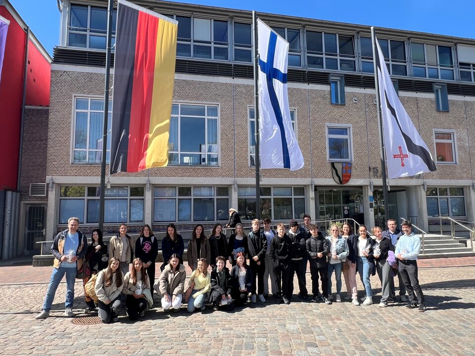 ESG Austausch-Team Finnland vor dem Rathaus 