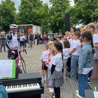 Hanse-Tour 26_Claus Ruhe Madsen begrüßt den Kinderchor