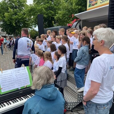 Bild vergr&ouml;&szlig;ern: Hanse-Tour 26_Chorleitung und Pianistin
