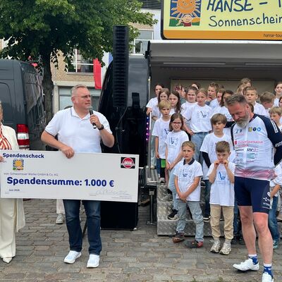 Bild vergr&ouml;&szlig;ern: Hanse-Tour 26_Spende der Schwartauer Werke