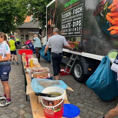 Bild vergr&ouml;&szlig;ern: Hanse-Tour 26_Verpflegungsstation der Radfahrer
