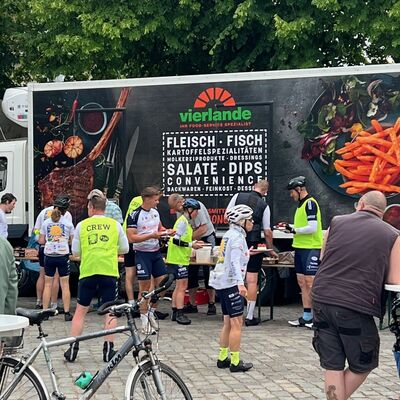 Bild vergr&ouml;&szlig;ern: Hanse-Tour 26_Verpflegungsstation der Radfahrer