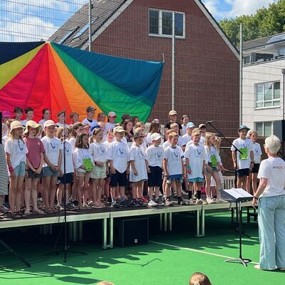 Bild vergr&ouml;&szlig;ern: Der Schulchor in Aktion