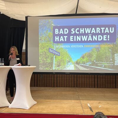 Bild vergr&ouml;&szlig;ern: Stadtpräsidentin Wiebke Zweig moderiert den Abend