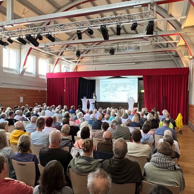 Bild vergr&ouml;&szlig;ern: Krummlandhalle voll besetzt