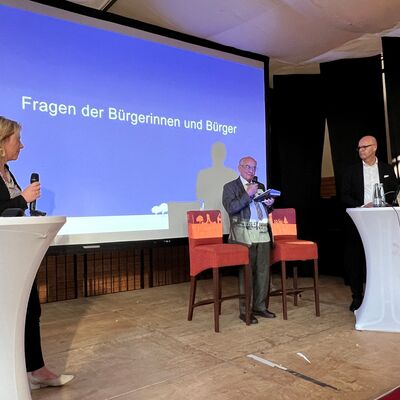 Bild vergr&ouml;&szlig;ern: Dr. Storost und Prof. Dr. Bischopink stellen sich den Fragen in der Krummlandhalle