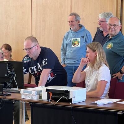 Bild vergr&ouml;&szlig;ern: Hilfestellung am Computer