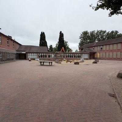 Bild vergr&ouml;&szlig;ern: Abriss an Tag 3: Schulhofseite