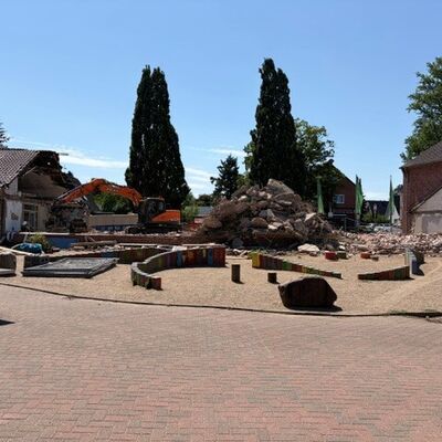 Bild vergr&ouml;&szlig;ern: Abriss Mitteltrakt von Schulhofseite