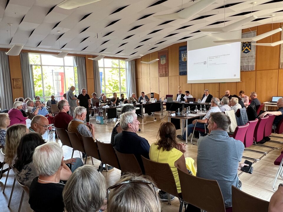 Voll besetzter Sitzungsaal im Rathaus