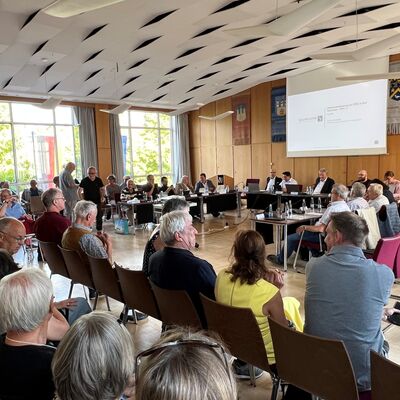 Bild vergr&ouml;&szlig;ern: Voll besetzter Sitzungsaal im Rathaus