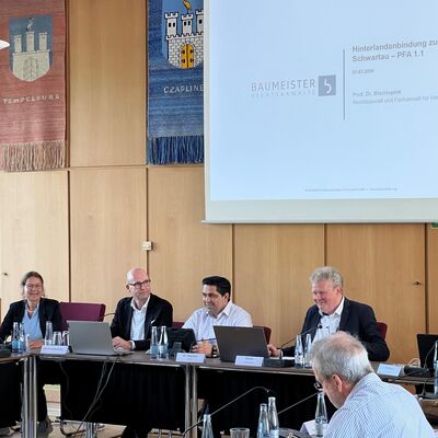 Bild vergr&ouml;&szlig;ern: Bauausschussleiter Andreas Marks führt durch die Sondersitzung