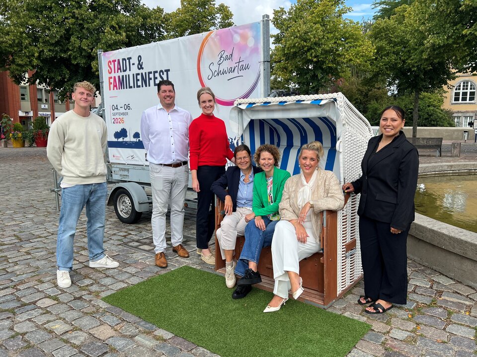Verantwortliche der Stadt mit Sponsor und Aussteller