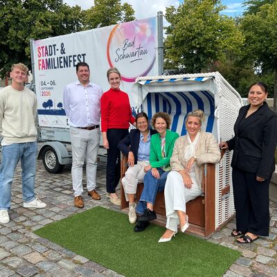 Bild vergr&ouml;&szlig;ern: Verantwortliche der Stadt mit Sponsor und Aussteller