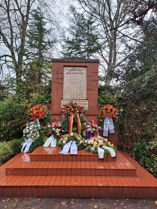 Bild vergr&ouml;&szlig;ern: Mahnmal Rensefelder Friedhof