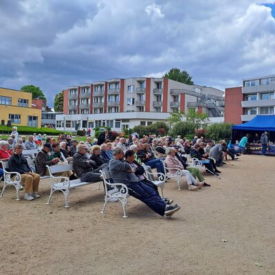 Bild vergr&ouml;&szlig;ern: vieler Besucherinnen und Besucher genießen die Konzerte