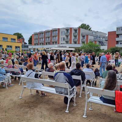 Bild vergr&ouml;&szlig;ern: Tanzen im Kurpark
