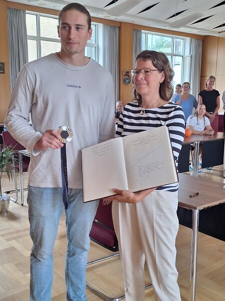 Bild vergr&ouml;&szlig;ern: Juri_mit_Bgm_Engeln_und_der_Silbermedaille